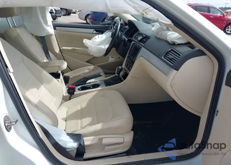 2019 Volkswagen Passat 2.0T Wolfsburg Edition z USA, uszkodzony, nr VIN 1VWLA7A34KC012386